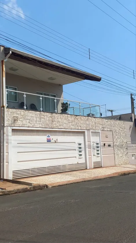 Alugar Casa / Padrão em Agudos. apenas R$ 1.095.000,00