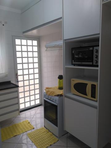 Casa com 02 dormitórios - Vila Carolina