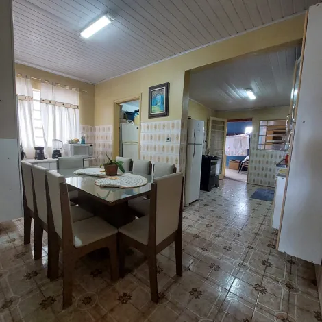 Residência com 03 dormitórios - Centro