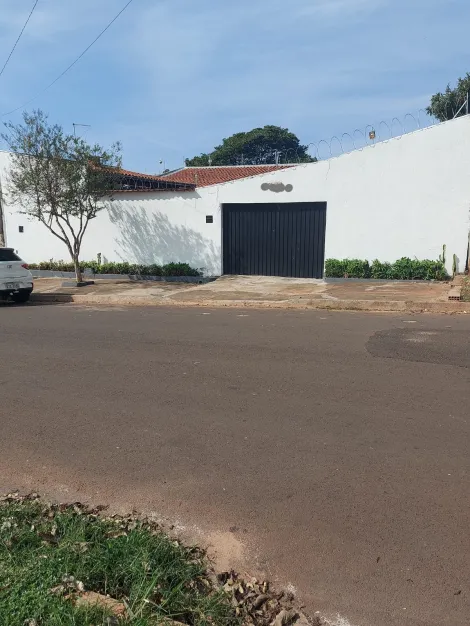 CASA COM PISCINA - VILA INDUSTRIAL