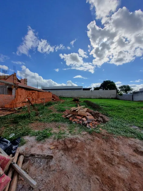 Alugar Terreno / Condomínio em Piratininga. apenas R$ 200.000,00