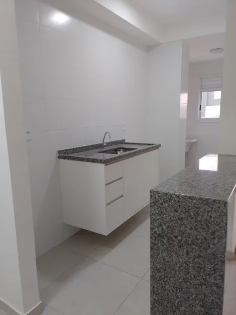 Alugar Apartamento / Padrão em Botucatu. apenas R$ 1.300,00