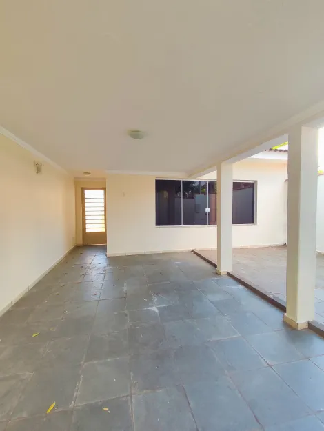 Alugar Casa / Padrão em Bauru. apenas R$ 2.000,00