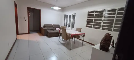 Linda casa com 03 dormitórios - Vila Mesquita