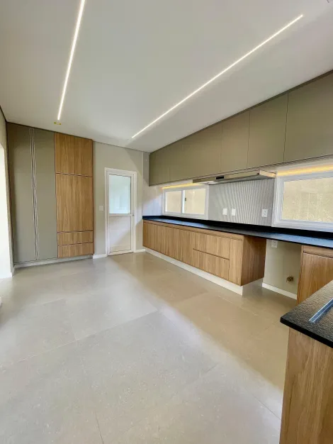 imagem 2 - Lindo sobrado no VILLAGGIO III imagem 2 - Lindo sobrado no VILLAGGIO III